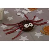 Zutaten für zwölf Muffins:  2 Eier  100 g Zucker  80 ml Speiseöl  300 g Buttermilch  200 g Mehl  3 EL Kakaopulver  3 TL Backpulver  evtl. Fett für die Form  Zutaten für die Dekoration:  0.5 Paket Kuvertüre  12 Süßigkeiten, z.B. Weichlakritzstangen  24 Schokolinsen  Schokostreusel     Das ganze Rezept findet ihr hier.