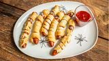 Zutaten für sechs Würstchen-Mumien:  6 Mini-Wiener-Würstchen  0.5 Pck. Blätterteig  12 Pfefferkörner, schwarz oder alternativ Zuckeraugen  etwas Ketchup oder Senf     Das ganze Rezept findet ihr hier.