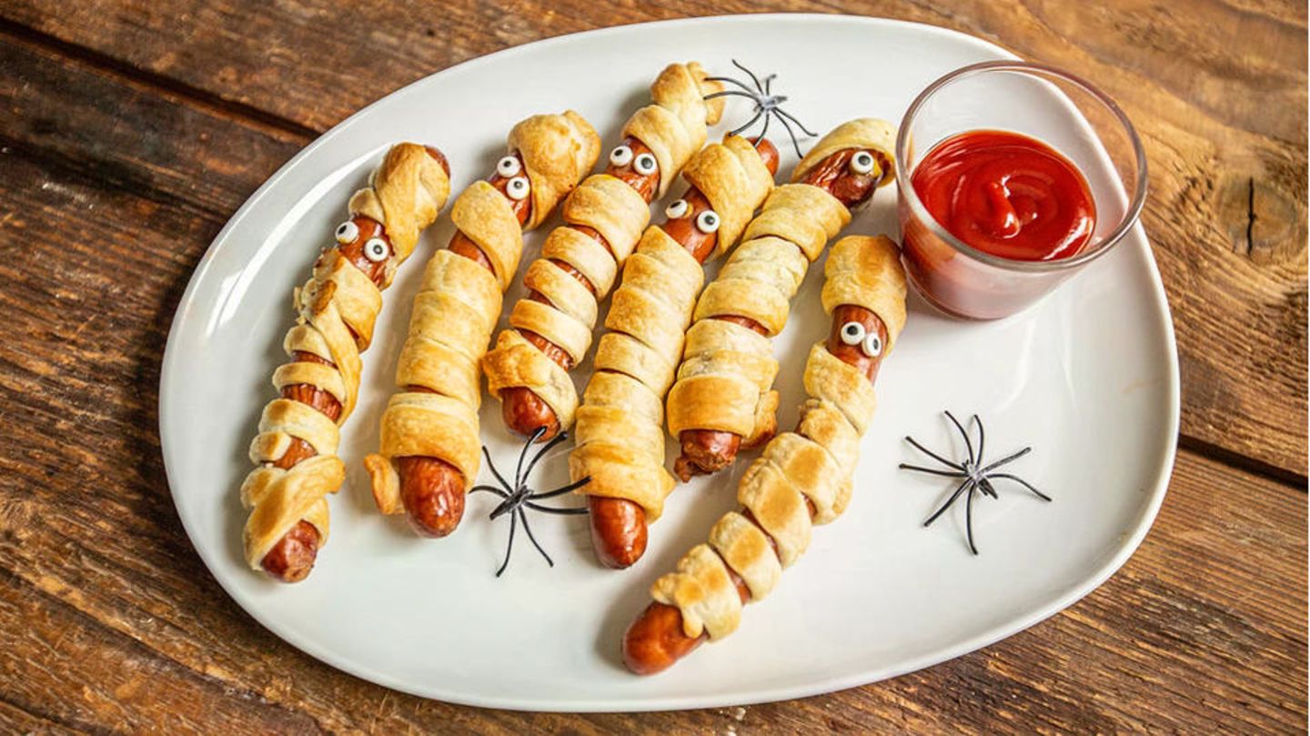 Zutaten für sechs Würstchen-Mumien:  6 Mini-Wiener-Würstchen  0.5 Pck. Blätterteig  12 Pfefferkörner, schwarz oder alternativ Zuckeraugen  etwas Ketchup oder Senf     Das ganze Rezept findet ihr hier.
