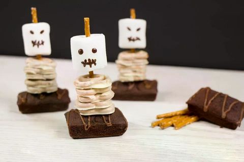 Zutaten für zehn Stück:  10 Marshmallows  10 Salzstangen  50 Salzbrezeln  50 g Schokolade, weiß  30 g Zartbitterschokolade  10 Brownies     Das ganze Rezept findet ihr hier.