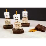 Zutaten für zehn Stück:  10 Marshmallows  10 Salzstangen  50 Salzbrezeln  50 g Schokolade, weiß  30 g Zartbitterschokolade  10 Brownies     Das ganze Rezept findet ihr hier.