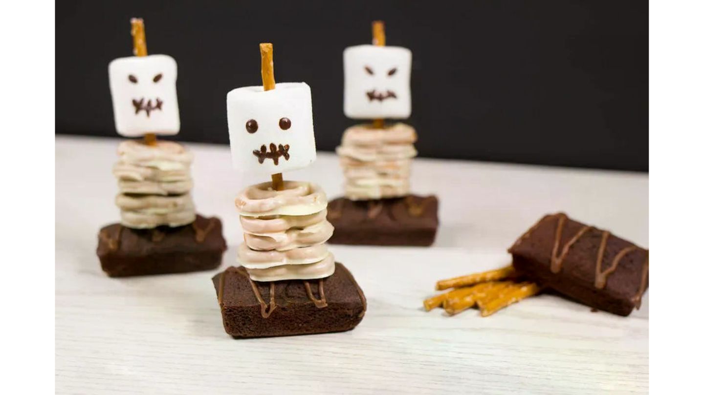 Zutaten für zehn Stück:  10 Marshmallows  10 Salzstangen  50 Salzbrezeln  50 g Schokolade, weiß  30 g Zartbitterschokolade  10 Brownies     Das ganze Rezept findet ihr hier.