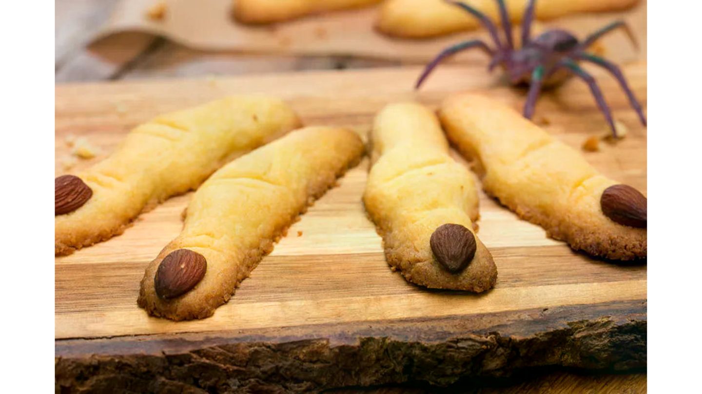 Zutaten für 25 gruselige Kekse:  150 g Mehl  100 g Butter  60 g Zucker oder Puderzucker  1 Pkt. Vanillinzucker  1 Eigelb  1 Prise Salz  25 Mandeln, ganze     Das ganze Rezept findet ihr hier.