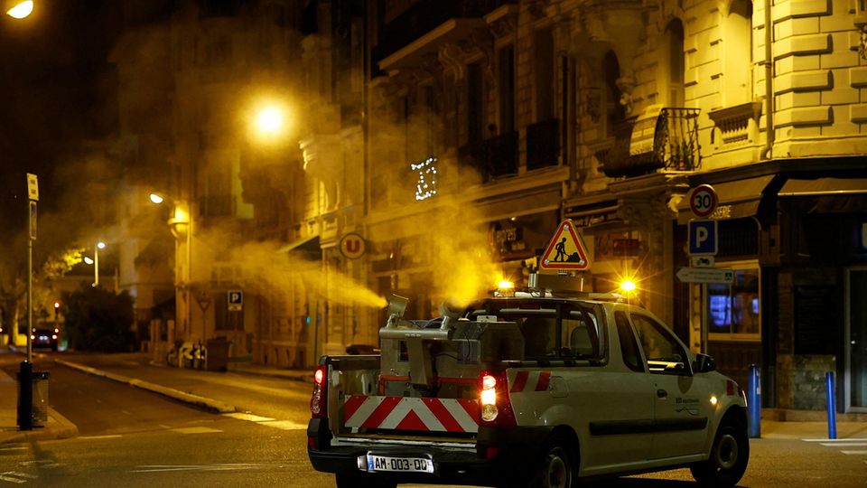 Ein Auto sprüht in Nizza Insektizide auf einer Straße