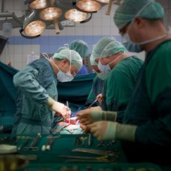 Ärzte während einer Operation im OP-Saal