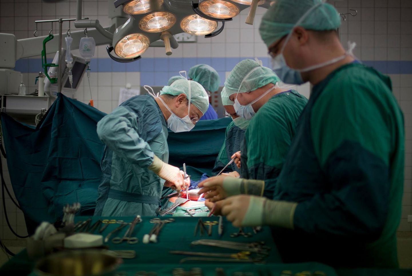 Ärzte während einer Operation im OP-Saal