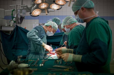 Ärzte während einer Operation im OP-Saal