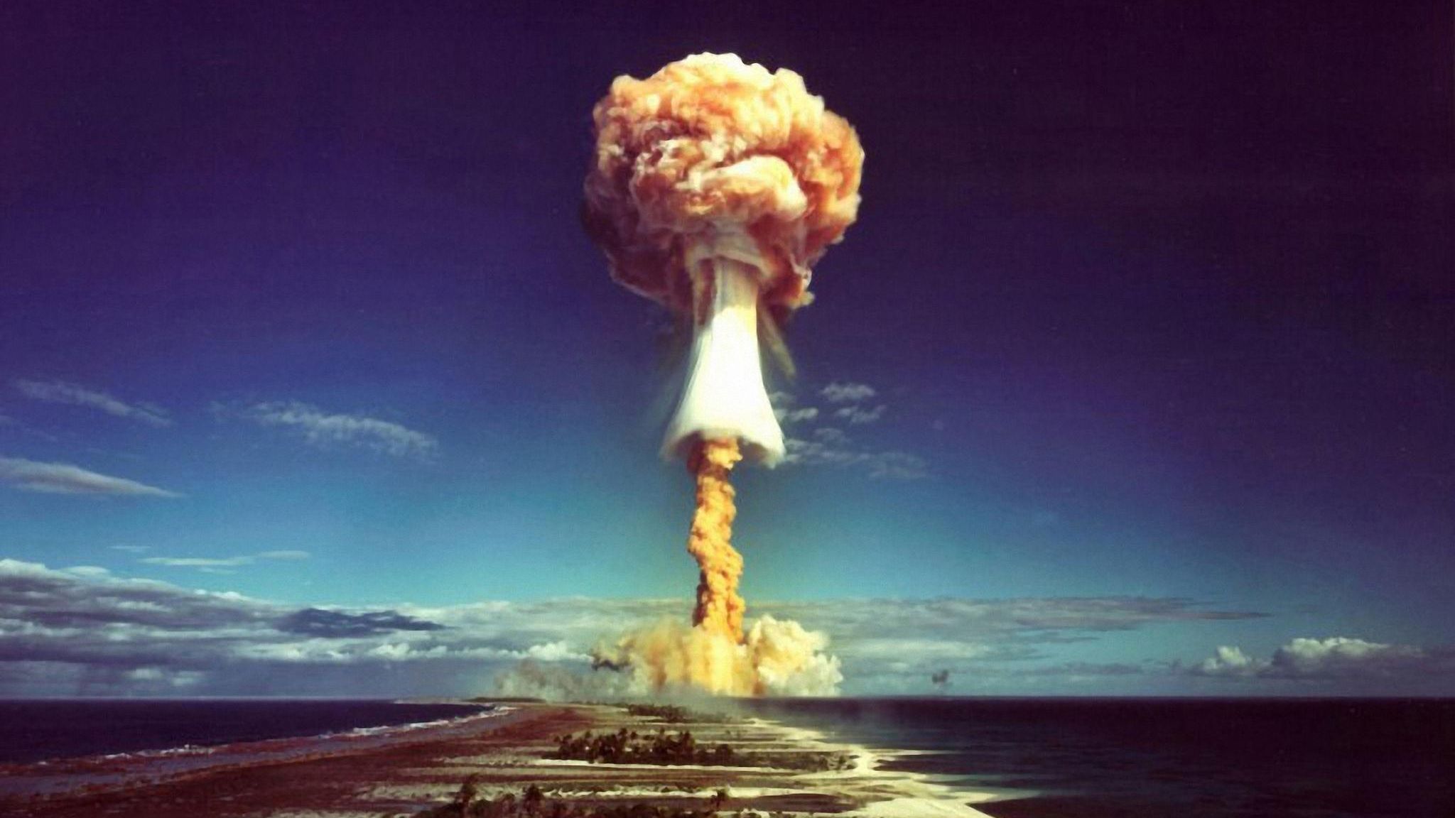 Atombombe nach Zündung Atombombe nach Zündung