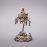 Baumartiges Gestell mit Marienfigur und Haifischzähnen