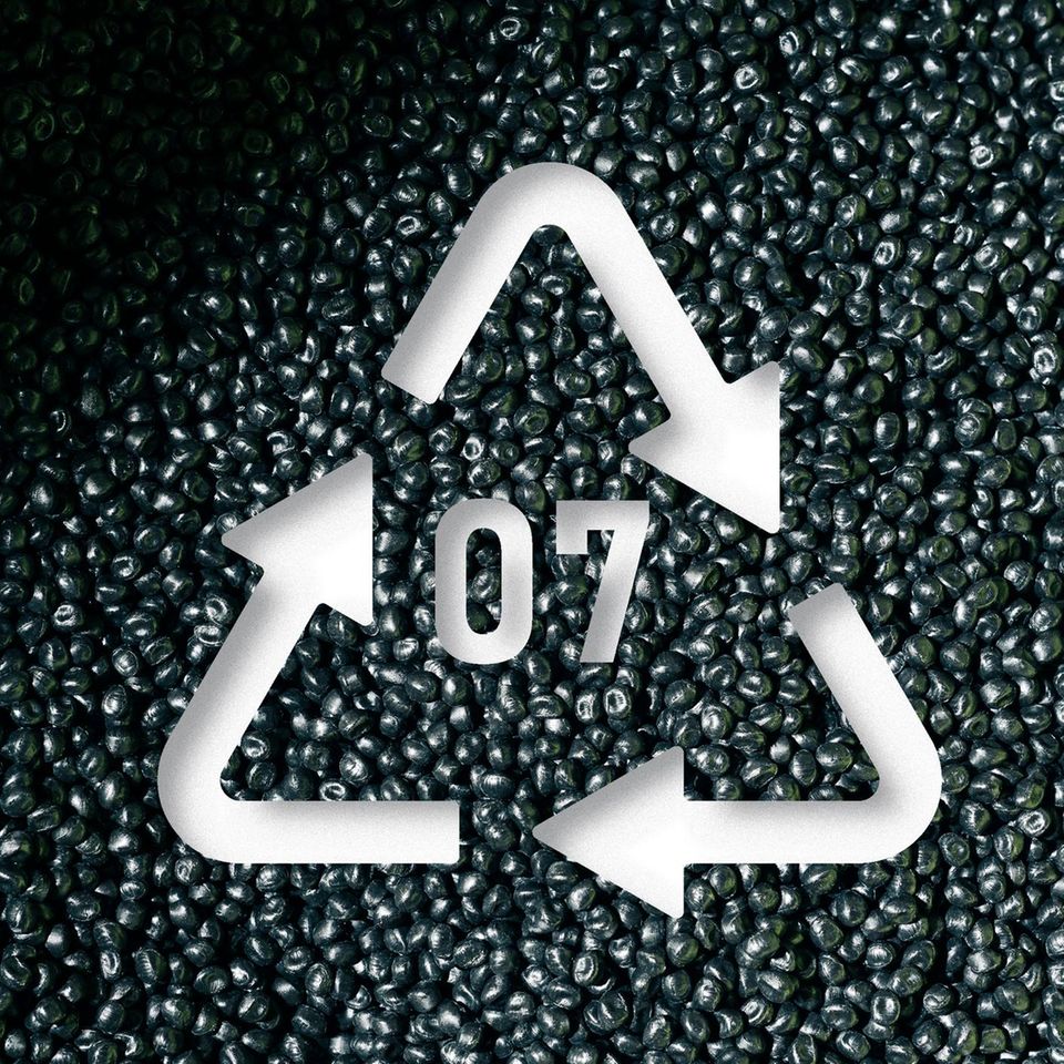Schwarzes Granulat aus Biokunststoffen