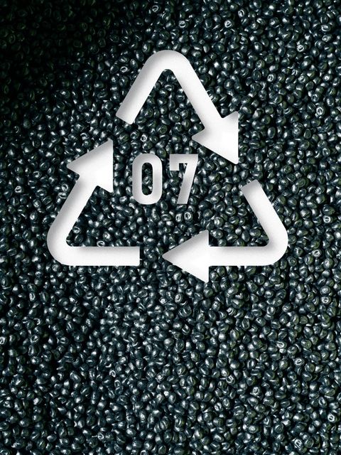 Schwarzes Granulat aus Biokunststoffen