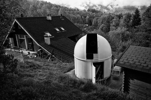 Ein Observatorium im Garten vor einem Privathaus in Frankreich mit Blick auf den Wald
