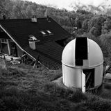 Ein Observatorium im Garten vor einem Privathaus in Frankreich mit Blick auf den Wald