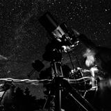 Der Blick von unten in den Sternenhimmel aus der Provence. Im Vordergrund ein Teleskop