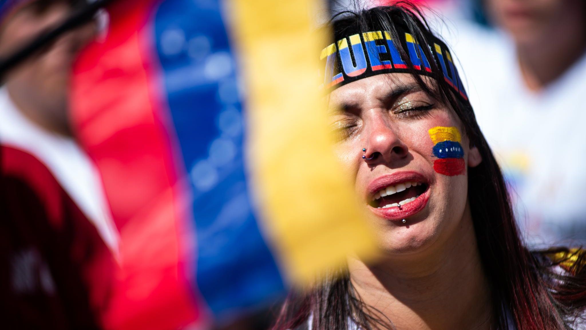 Am Tag der erneuten Amtseinführung des venezolanischen Präsidenten Nicolás Maduro protestiert eine Frau im Januar in der kolumbianischen Hauptstadt Bogotá: Hunderttausende Venezolaner sind ins Nachbarland geflohen. María Machado durfte bei der Präsidentschaftswahl nicht antreten