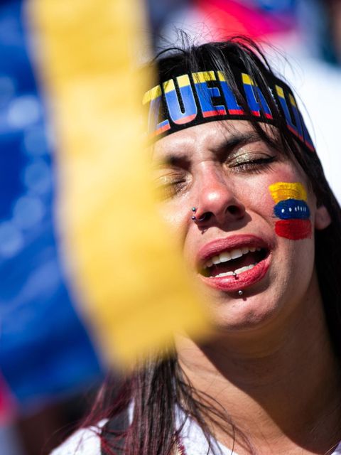 Am Tag der erneuten Amtseinführung des venezolanischen Präsidenten Nicolás Maduro protestiert eine Frau im Januar in der kolumbianischen Hauptstadt Bogotá: Hunderttausende Venezolaner sind ins Nachbarland geflohen. María Machado durfte bei der Präsidentschaftswahl nicht antreten