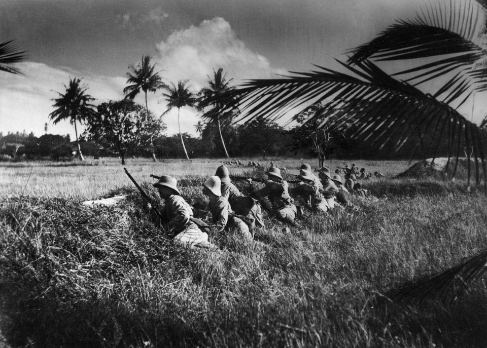 Deutsche Soldaten liegend in hohem Gras