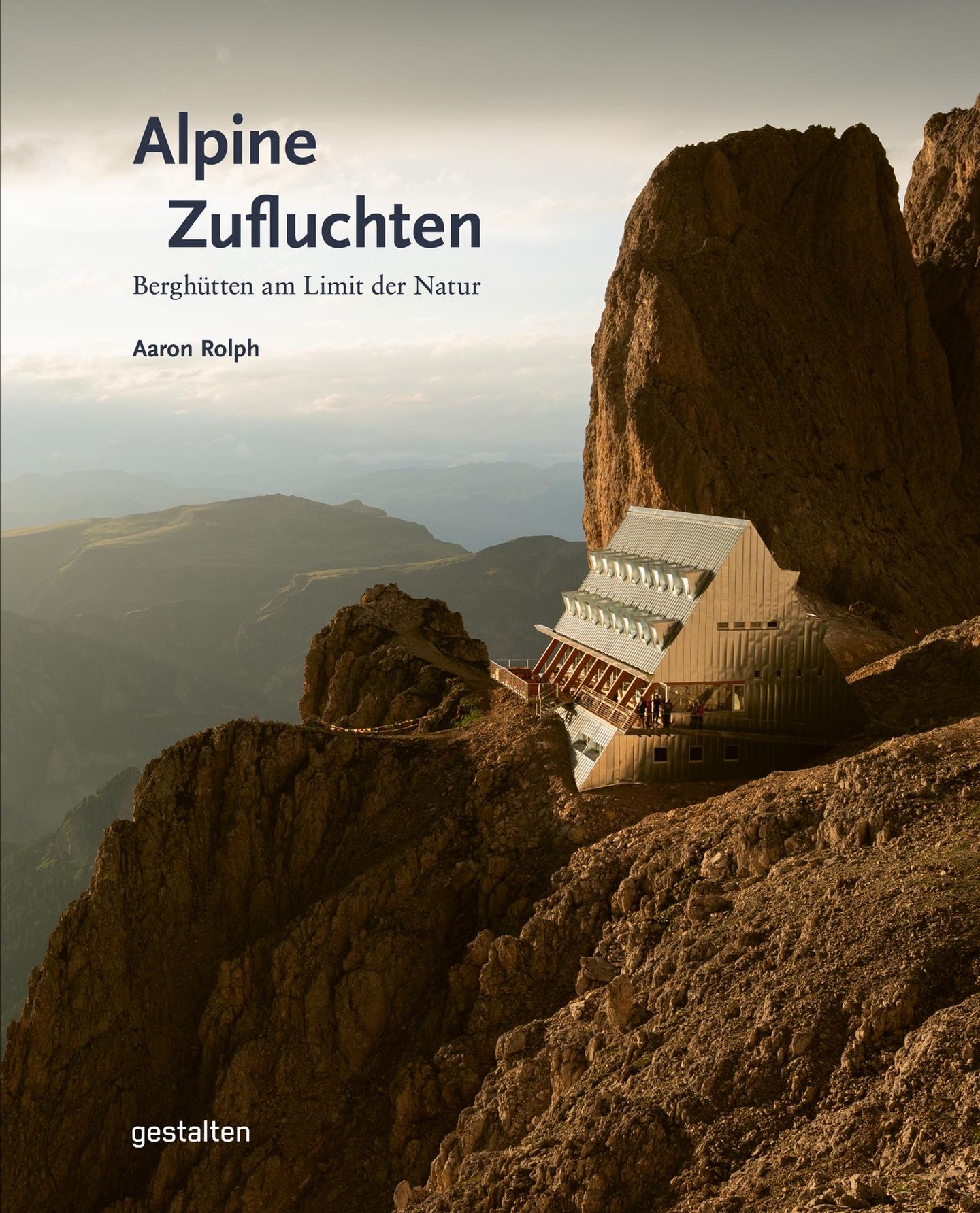Mehr besondere Zufluchten inmitten von Fels und Stein stellt Aaron Rolph im Bildband "Alpine Zufluchten. Berghütten am Limit der Natur" vor, erschienen im gestalten Verlag.