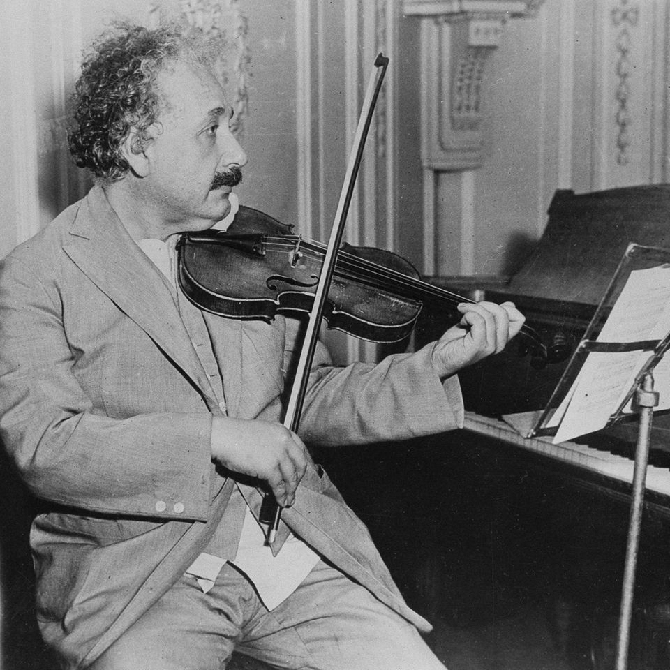 Albert Einstein spielt Geige