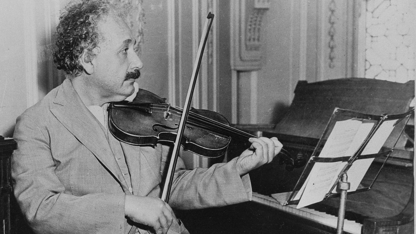 Albert Einstein spielt Geige