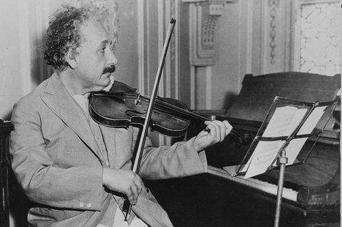 Albert Einstein spielt Geige