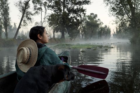 Mixtli Barrera Fernández mit Hund in einem kleinen Paddelboot