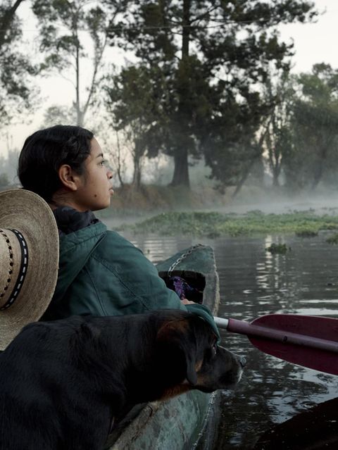 Mixtli Barrera Fernández mit Hund in einem kleinen Paddelboot
