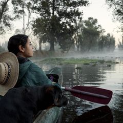 Mixtli Barrera Fernández mit Hund in einem kleinen Paddelboot