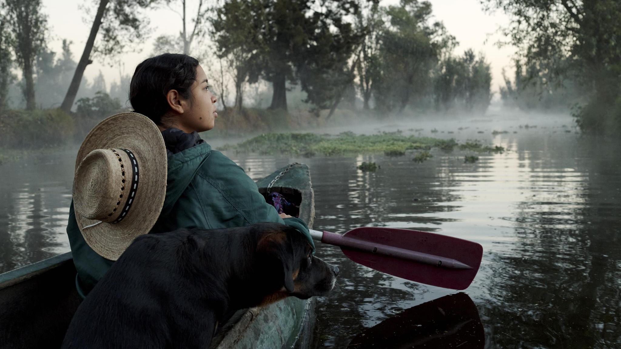Mixtli Barrera Fernández mit Hund in einem kleinen Paddelboot Mixtli Barrera Fernández mit Hund in einem kleinen Paddelboot