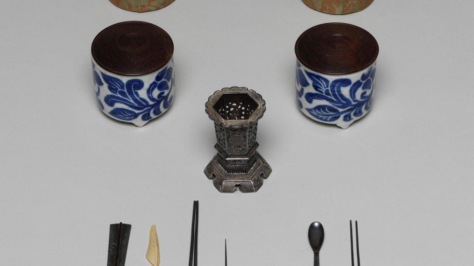 Zeremonie-Set für das „Zehnrunden-Duftspiel“ (jisshukō-bako), gefertigt 1856 für Prinzessin Atsu-hime. Die Lackarbeiten zeigen die Familienwappen der Tokugawa und Konoe – Sinnbild einer Verbindung, in der Duft, Ritual und Status untrennbar verschmolzen