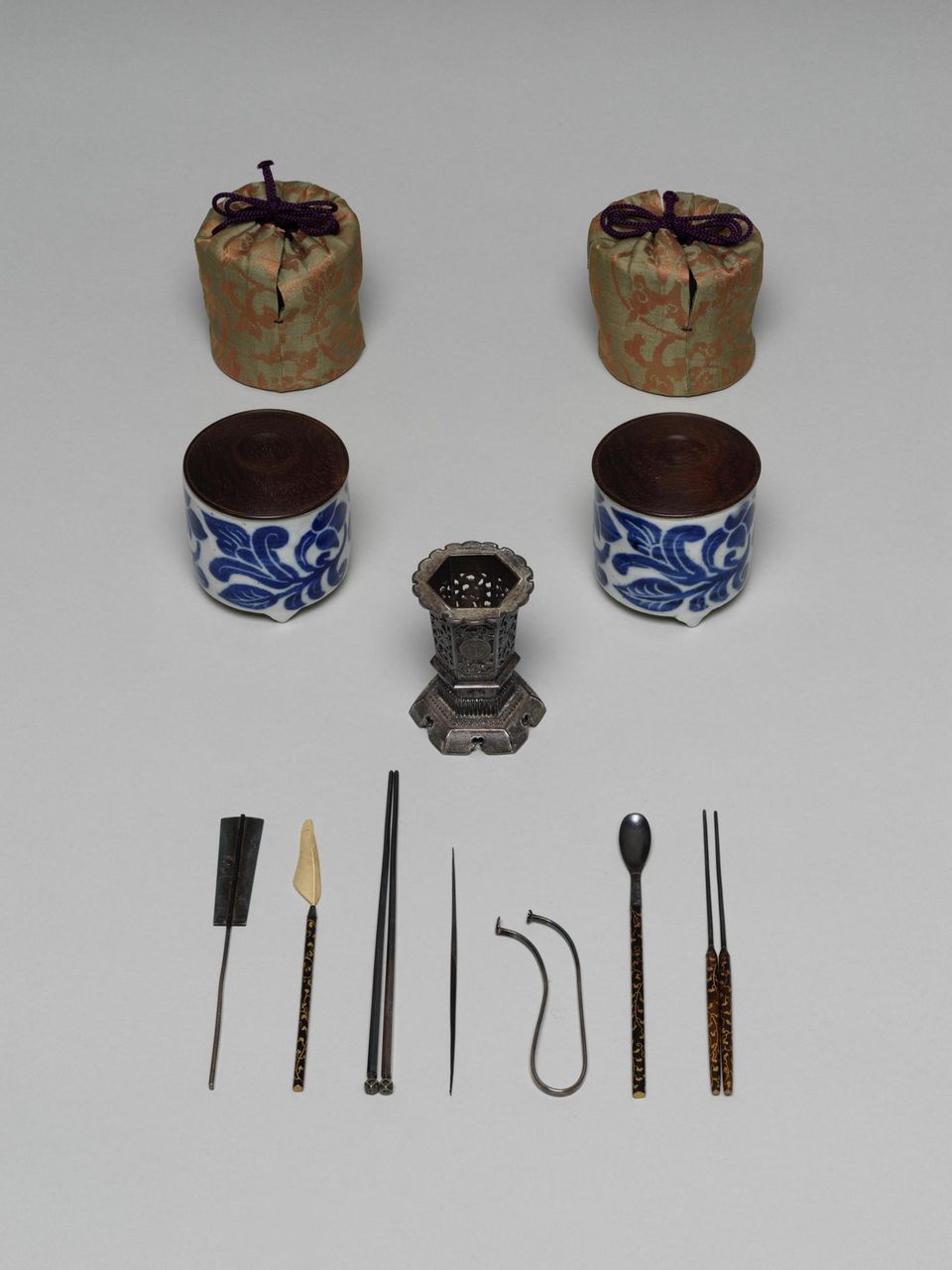 Duftmeditation: Zeremonie-Set für das „Zehnrunden-Duftspiel“ (jisshukō-bako), gefertigt 1856 für Prinzessin Atsu-hime. Die Lackarbeiten zeigen die Familienwappen der Tokugawa und Konoe – Sinnbild einer Verbindung, in der Duft, Ritual und Status untrennbar verschmolzen Zeremonie-Set für das „Zehnrunden-Duftspiel“ (jisshukō-bako), gefertigt 1856 für Prinzessin Atsu-hime. Die Lackarbeiten zeigen die Familienwappen der Tokugawa und Konoe – Sinnbild einer Verbindung, in der Duft, Ritual und Status untrennbar verschmolzen