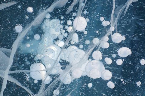 Methanblasen im Eis auf dem Baikalsee: Aus dem Grundwasser gelangen große Mengen des klimaschädlichen Gases über Oberflächengewässer in die Atmosphäre