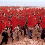 Menschen tragen marokkanische Flaggen