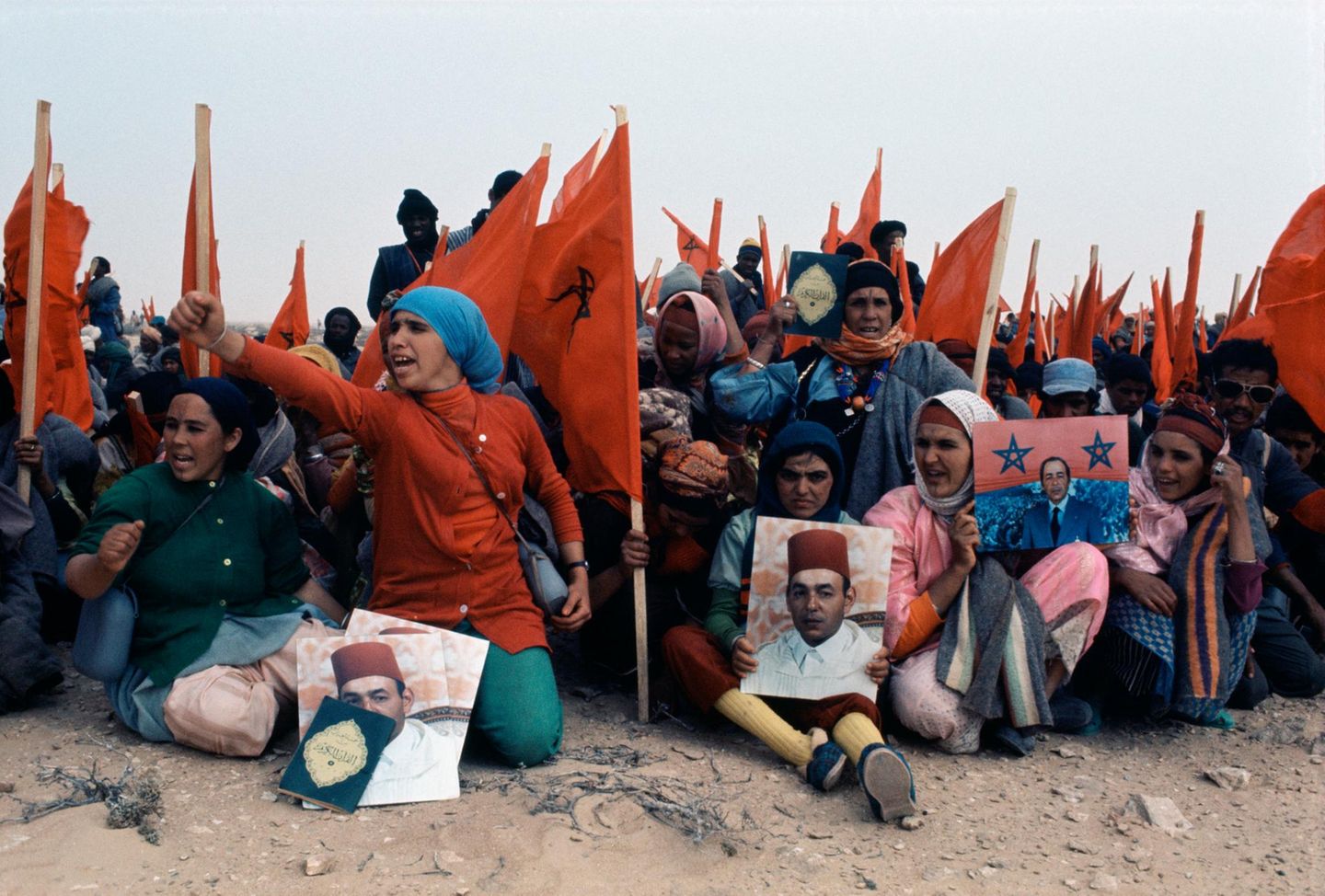 Personen schwenken marokkanische Flaggen