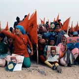 Personen schwenken marokkanische Flaggen