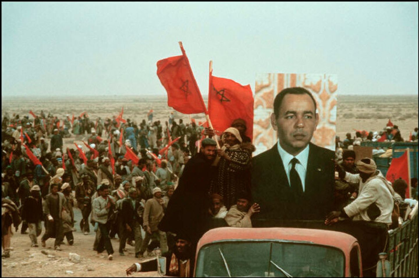 Menschen schwenken Fahnen in Wüste