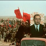 Menschen schwenken Fahnen in Wüste