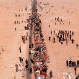 Menschenmenge in Wüste