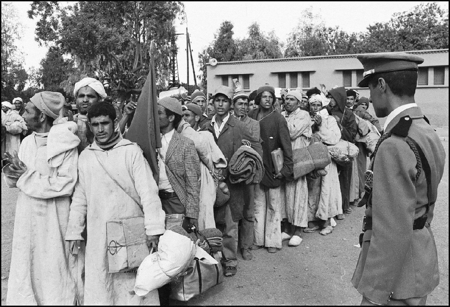 Menschen stehen in einer Schlange