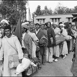 Menschen stehen in einer Schlange