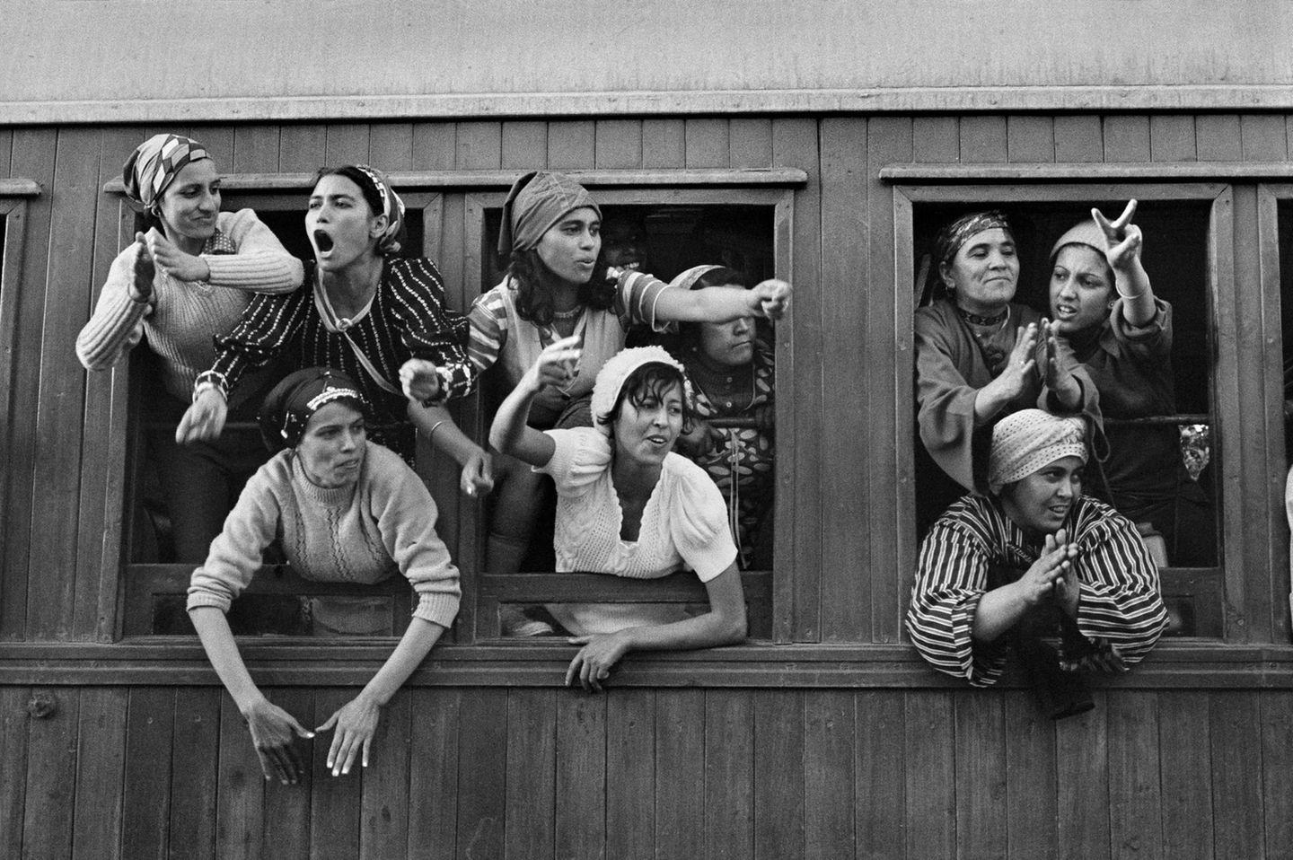 Frauen an einem Zugfenster