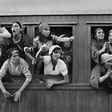 Frauen an einem Zugfenster