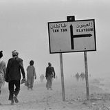 Menschen laufen über staubige Piste