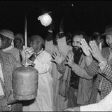 Menschen feiern in einem Camp