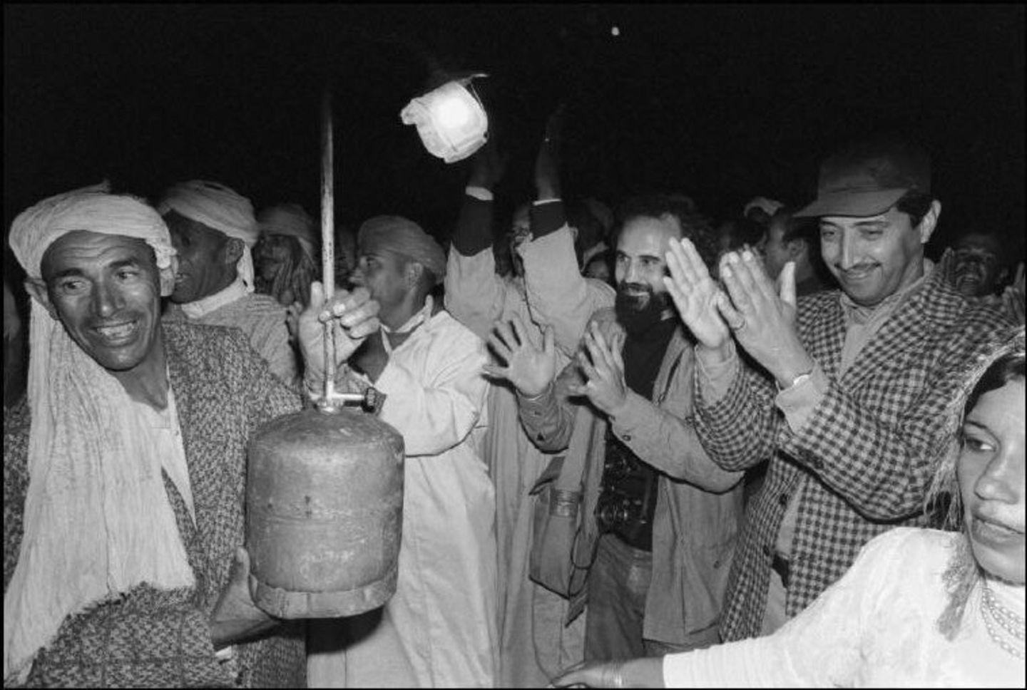Menschen feiern in einem Camp