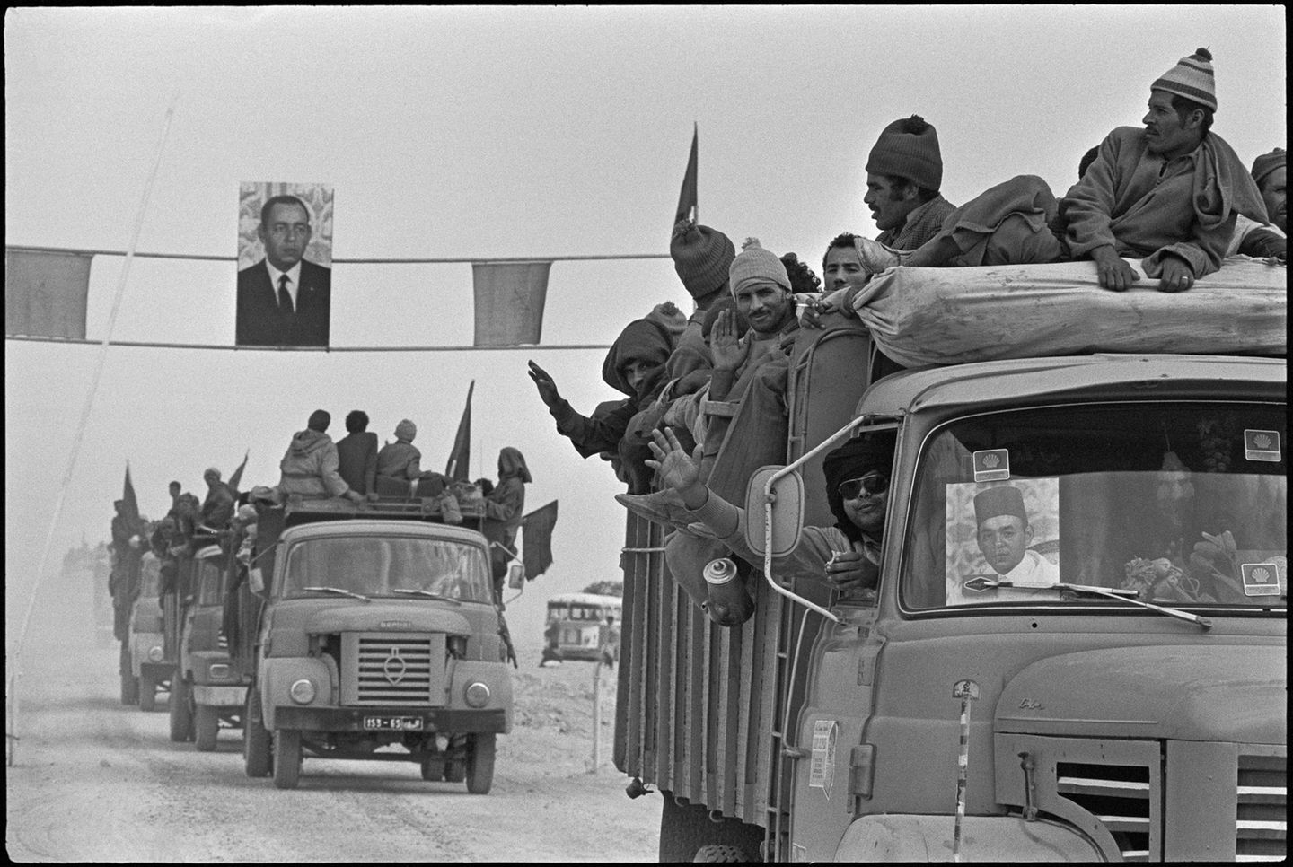 Menschen winken von Transporter