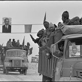 Menschen winken von Transporter