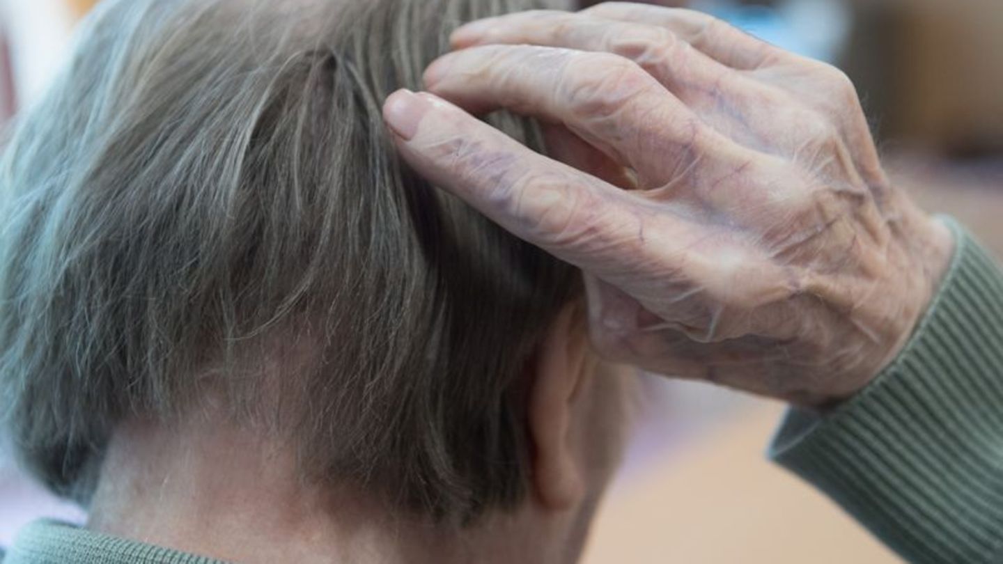 In Deutschland steigt die Zahl der Männer, die an Demenz sterben. (Symbolbild) Foto: Sebastian Kahnert/dpa-Zentralbild/dpa