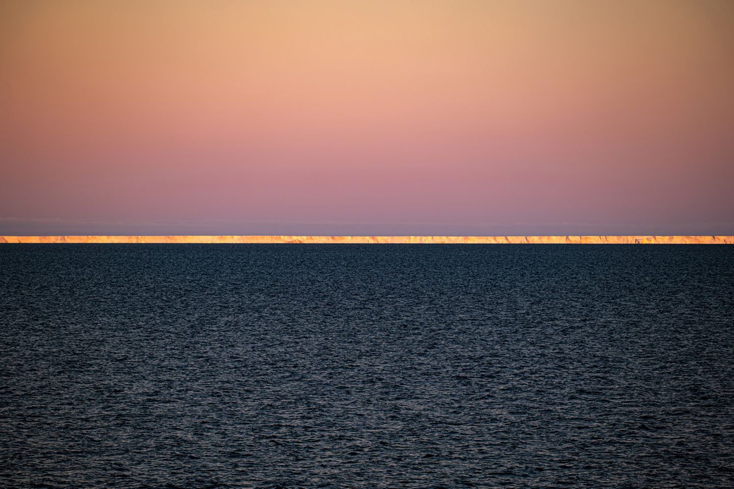 Goldenes Licht auf dem Rand des Shackleton-Schelfeises in der Ostantarktis