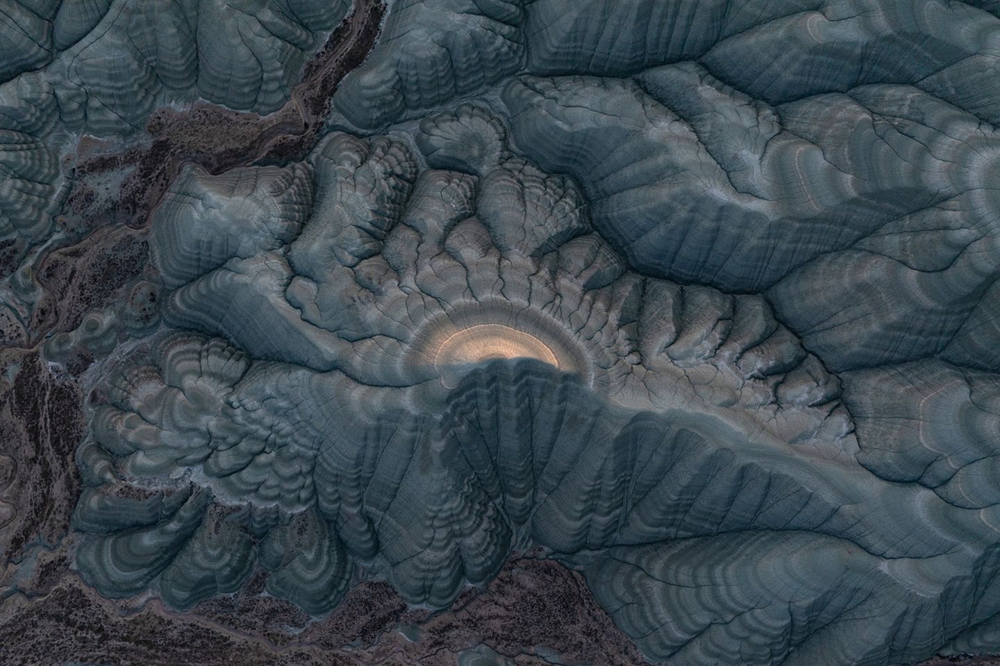 "Verzauberte Welt", Milan Radisics Geschichtetee Hänge des Kız Tepesi in der Türkei, welche geologische Schichten offenbaren